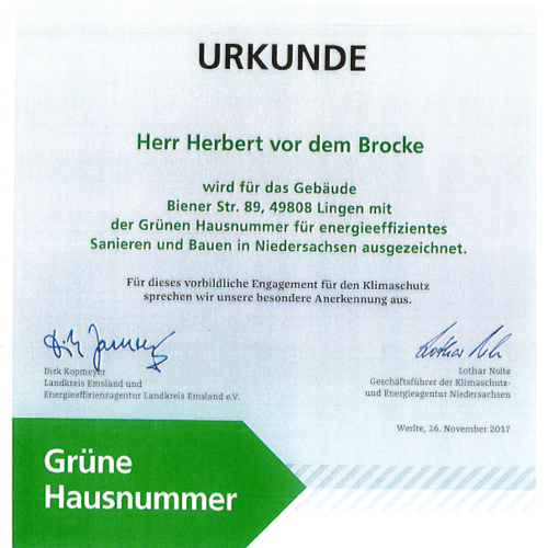 Grüne Hausnummer Mietshaus